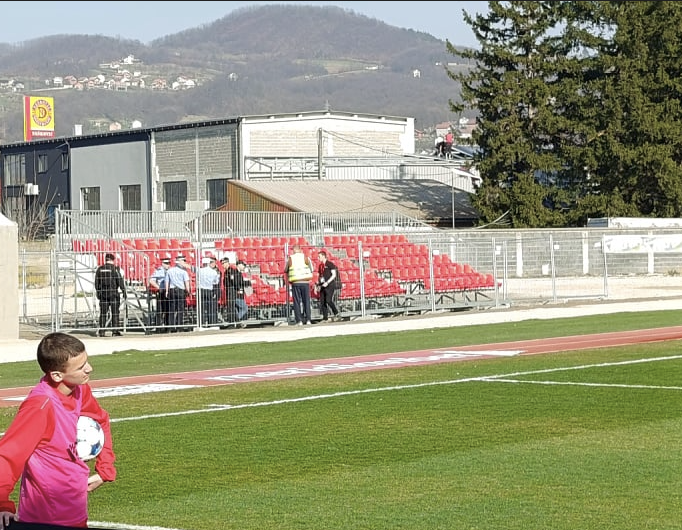 Bizarna scena u Doboju: Tribina za navijače Željezničara bila namazana svinjskom masti